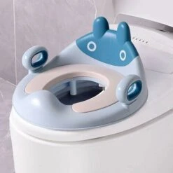 Réducteur De Toilette Pour Enfants, Siege De Toilette Bébé, Réducteur De WC Pour Tout Petit Avec Poignée De Coussin Et Back Entraîneur, Conception Antidérapants, Toilettes Ronds Et Ovales -Geberit || Grohe || ALLIBERT Soldes 63893382 4