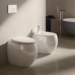 Paire De Sanitaires à Fleur De Mur Avec Toilette Sans Rebord Modèle Cloud De Rak Ceramics Avec Housse De Siège Cm 56